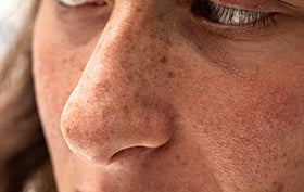 <p>Protect<strong> </strong>from <strong>sun damage</strong> and <strong>signs of aging</strong></p>